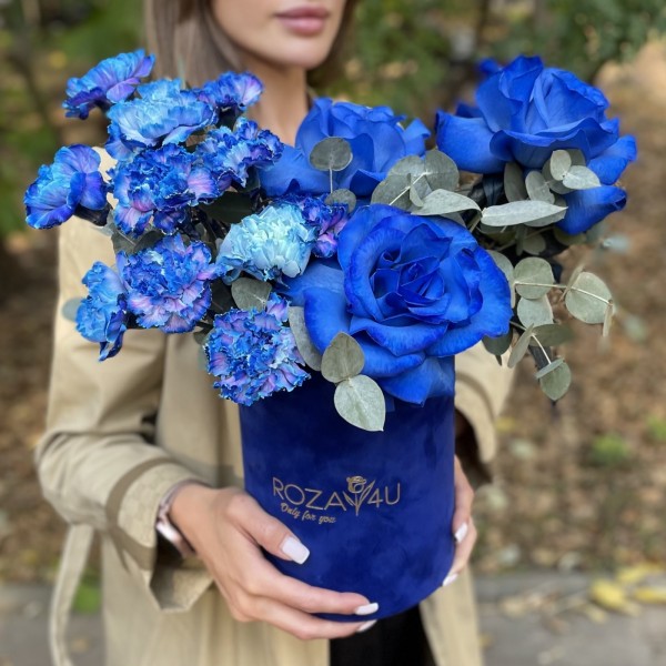 Букет в коробке из синих роз и гвоздики