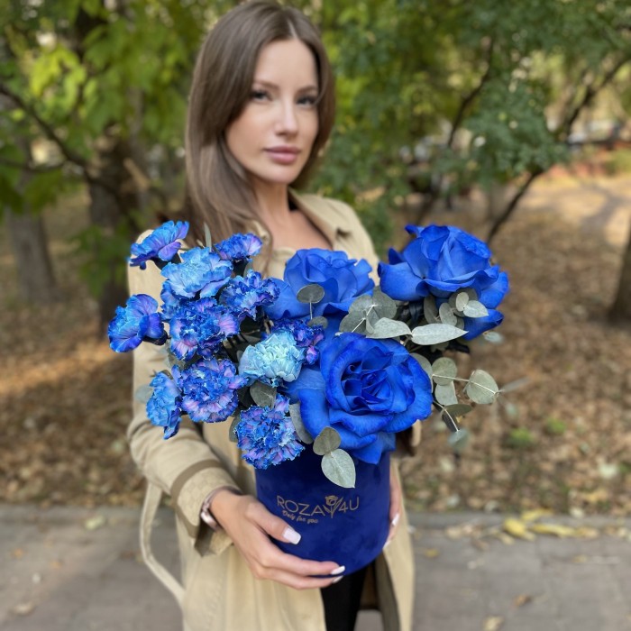 Букет в коробке из синих роз и гвоздики