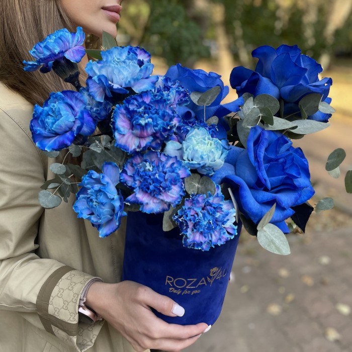Букет в коробке из синих роз и гвоздики