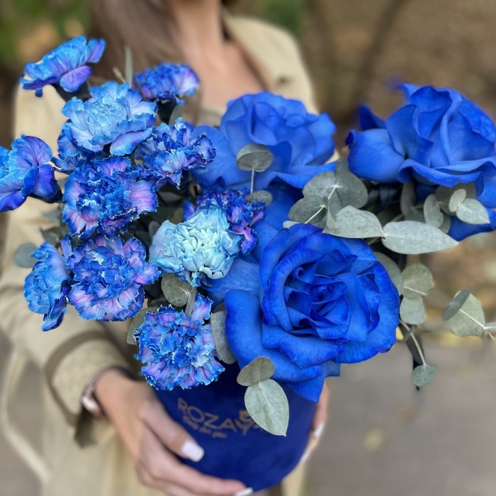 Букет в коробке из синих роз и гвоздики