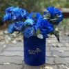 Букет в коробке из синих роз и гвоздики