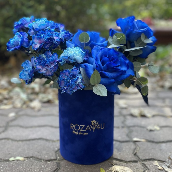 Букет в коробке из синих роз и гвоздики