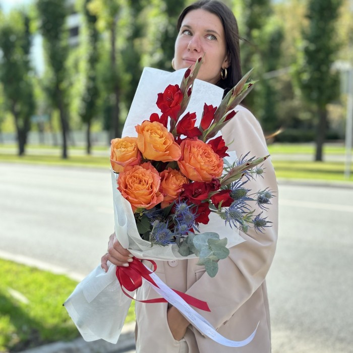 Букет в школу с гладиолусами и розами  Интересный урок