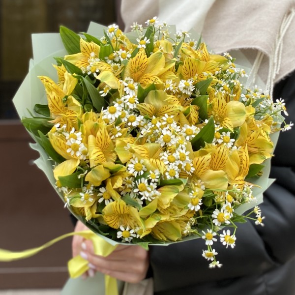 Букет желтых альстромерий с ромашками