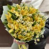 Букет желтых альстромерий с ромашками
