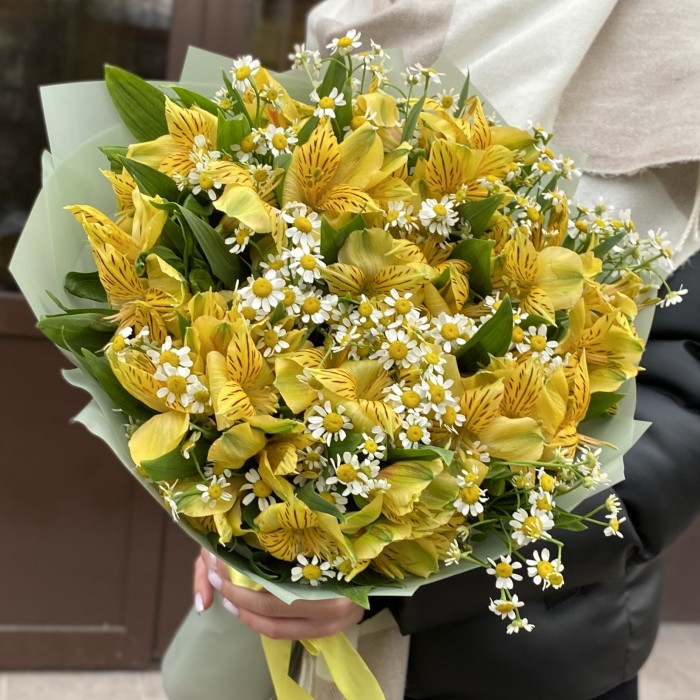 Букет желтых альстромерий с ромашками