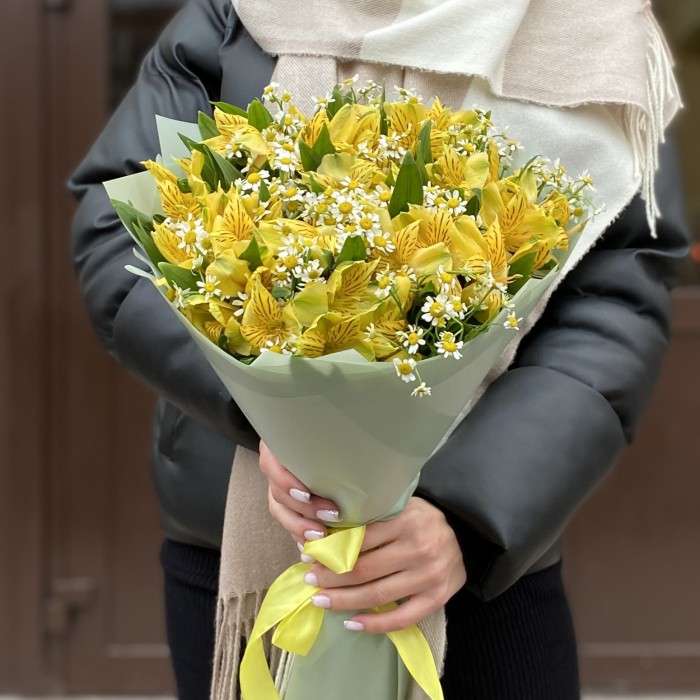 Букет желтых альстромерий с ромашками