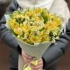 Букет желтых альстромерий с ромашками