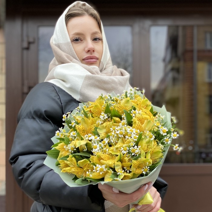 Букет желтых альстромерий с ромашками