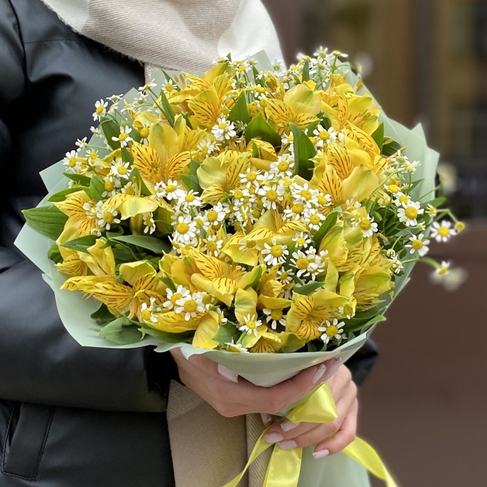 Букет желтых альстромерий с ромашками