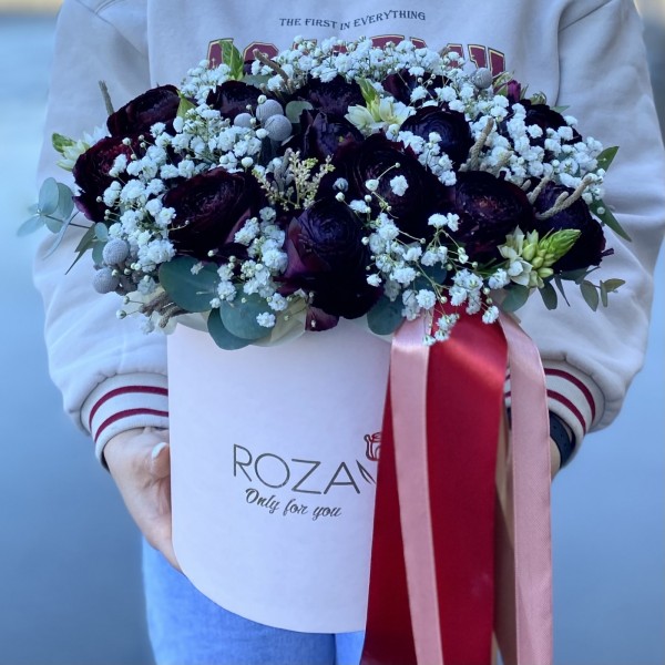 Черные ранункулюсы с гипсофилой в коробке