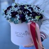 Черные ранункулюсы с гипсофилой в коробке