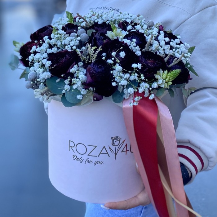 Черные ранункулюсы с гипсофилой в коробке