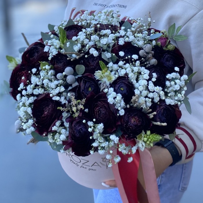 Черные ранункулюсы с гипсофилой в коробке