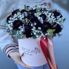 Черные ранункулюсы с гипсофилой в коробке
