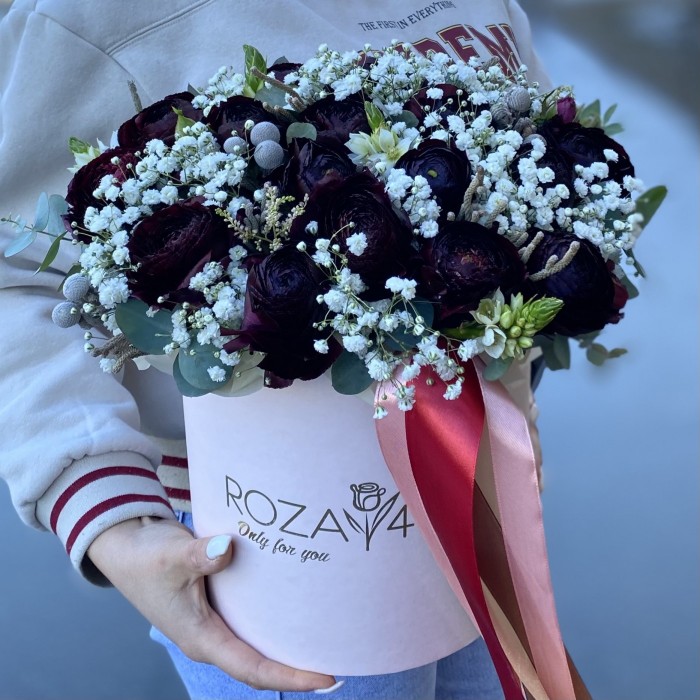 Черные ранункулюсы с гипсофилой в коробке