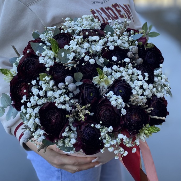 Черные ранункулюсы с гипсофилой в коробке