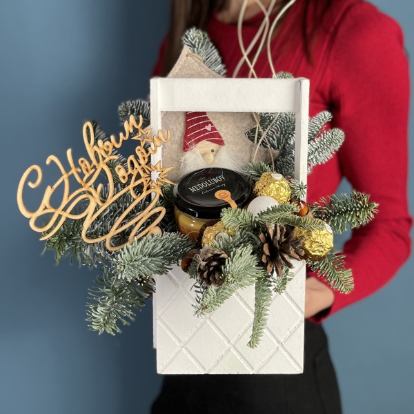 Деревянное кашпо с медом и конфетами