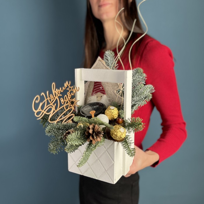 Деревянное кашпо с медом и конфетами