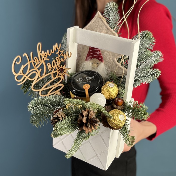 Деревянное кашпо с медом и конфетами