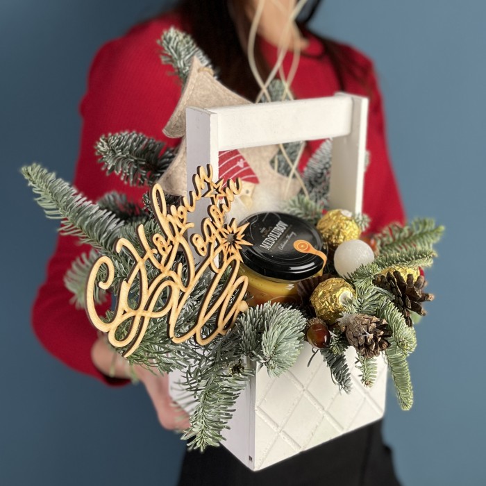 Деревянное кашпо с медом и конфетами