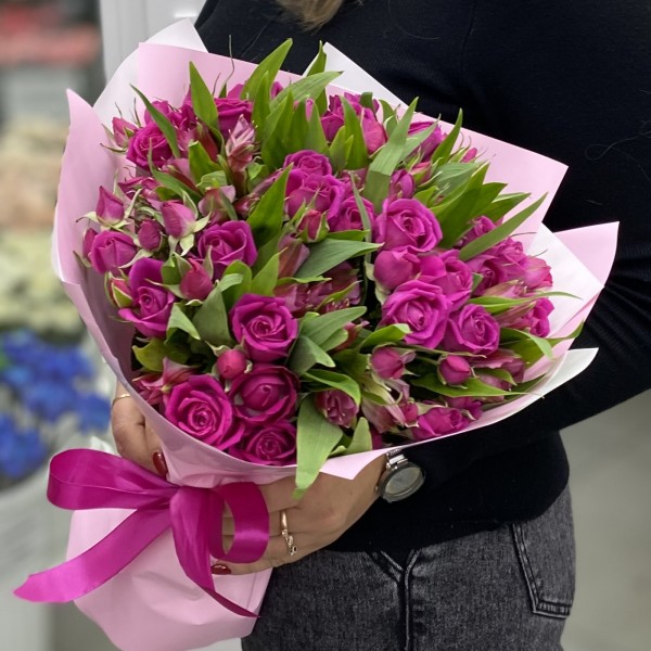 Дуэт из кустовых роз Глория и альстромерии