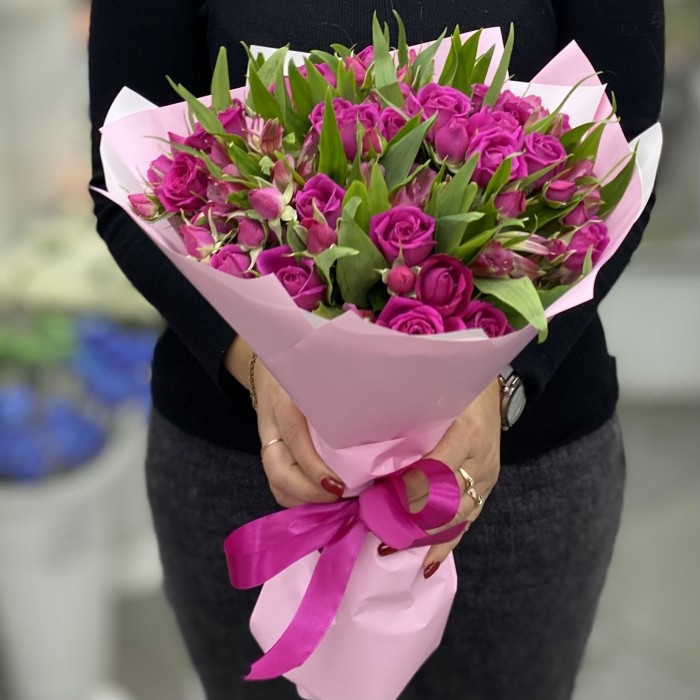 Дуэт из кустовых роз Глория и альстромерии