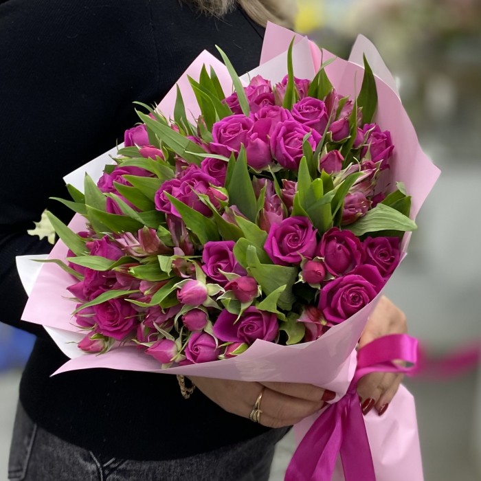 Дуэт из кустовых роз Глория и альстромерии