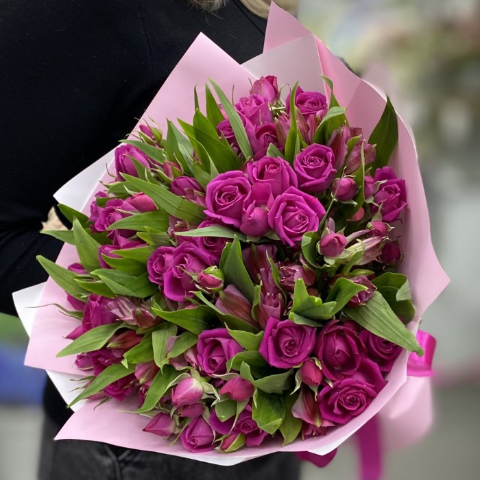 Дуэт из кустовых роз Глория и альстромерии