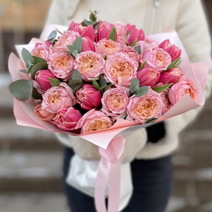 Дуэт пионовидных кустовых роз Джульетта и розовых тюльпанов