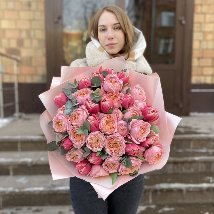 Дуэт пионовидных кустовых роз Джульетта и розовых тюльпанов