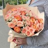 Дуэт кремовых и оранжевых роз