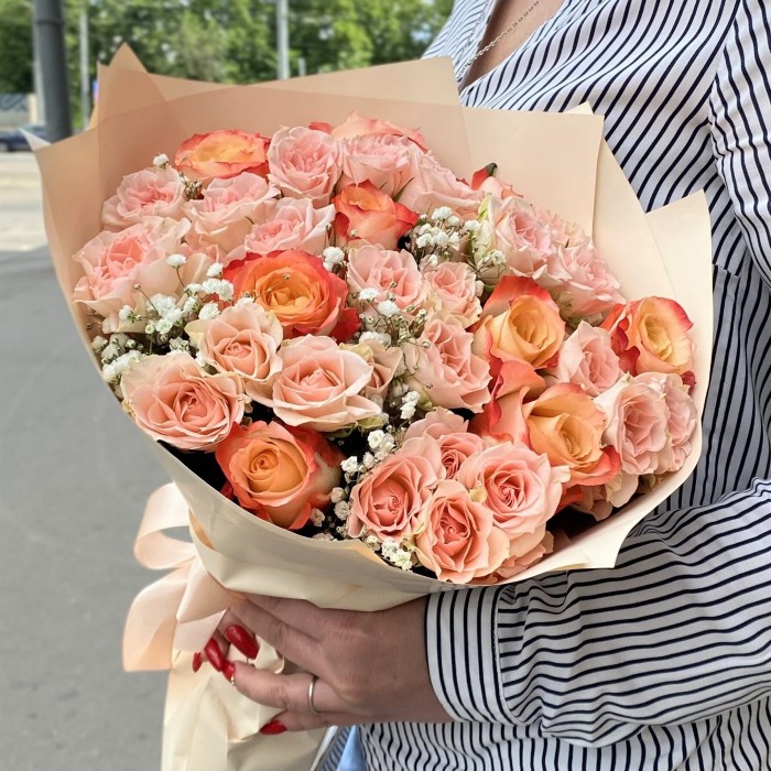 Дуэт кремовых и оранжевых роз