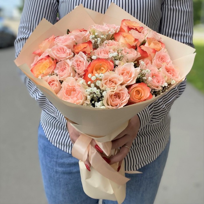 Дуэт кремовых и оранжевых роз