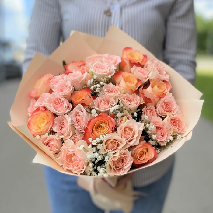 Дуэт кремовых и оранжевых роз