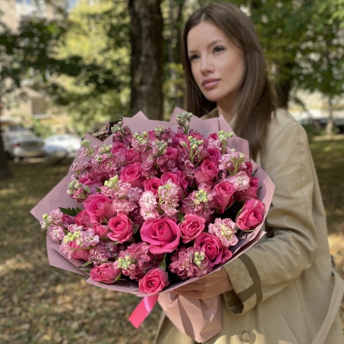 Букет из розовых роз с маттиолой