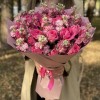 Букет из розовых роз с маттиолой