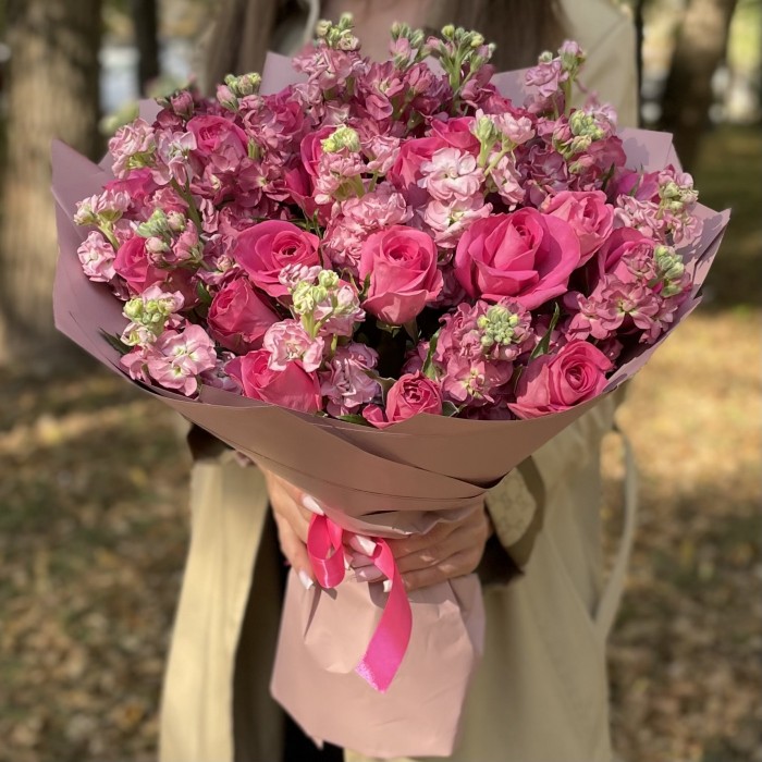 Букет из розовых роз с маттиолой