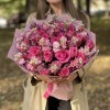 Букет из розовых роз с маттиолой