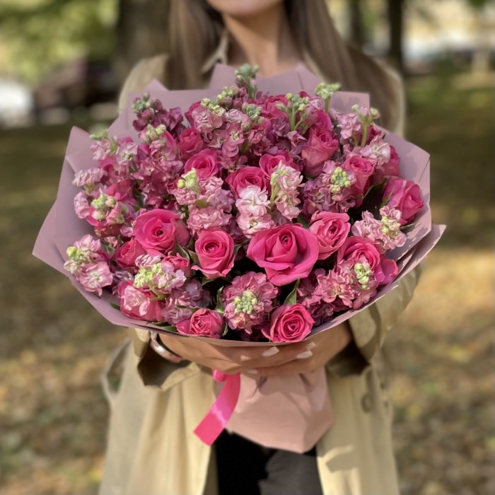 Букет из розовых роз с маттиолой