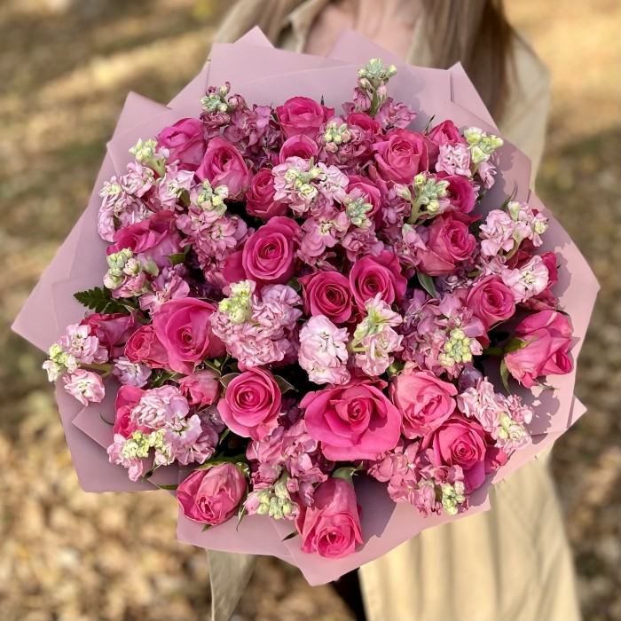 Букет из розовых роз с маттиолой