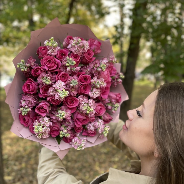 Букет из розовых роз с маттиолой