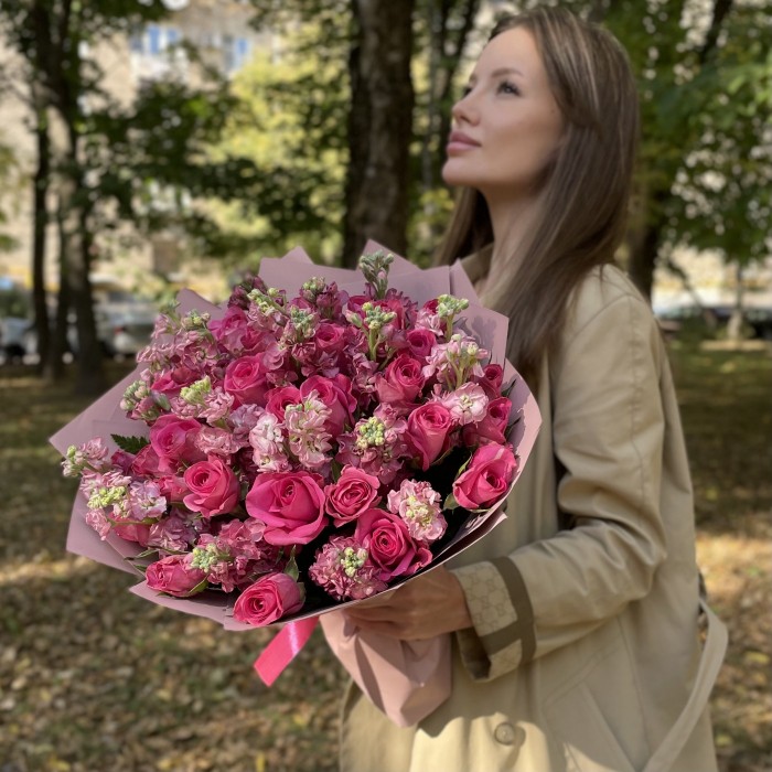 Букет из розовых роз с маттиолой