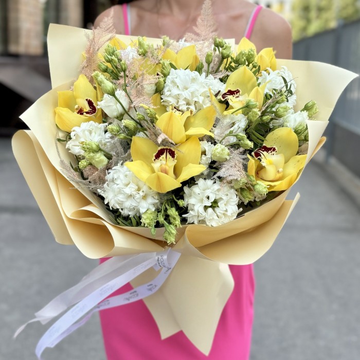 Дуо-букеты для мамы и дочки с желтыми орхидеями