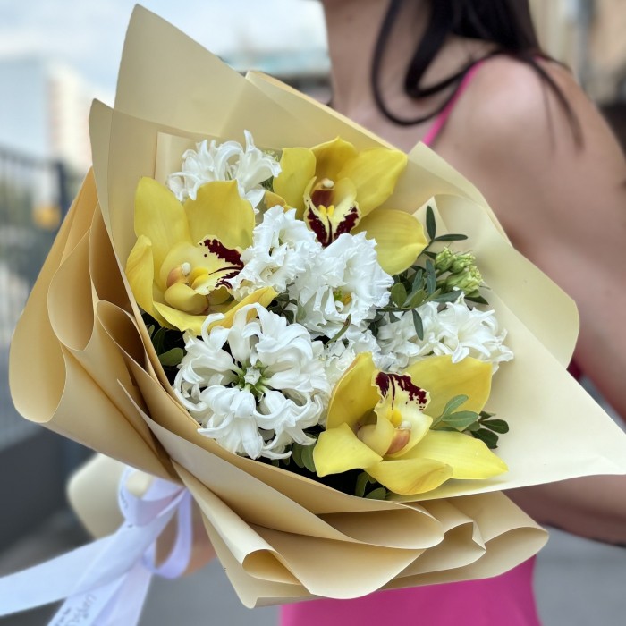 Дуо-букеты для мамы и дочки с желтыми орхидеями