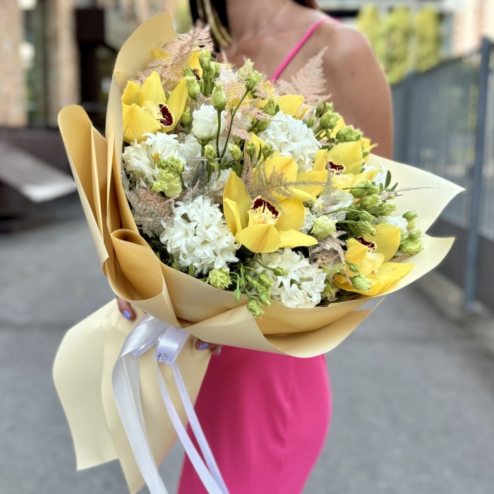 Дуо-букеты для мамы и дочки с желтыми орхидеями