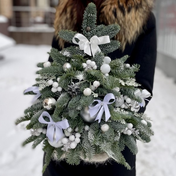 Елка с белым декором