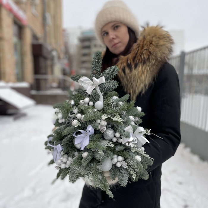 Елка с белым декором