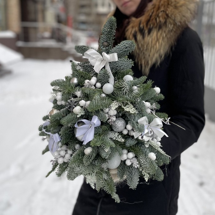 Елка с белым декором