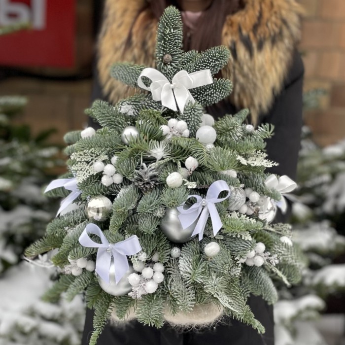 Елка с белым декором